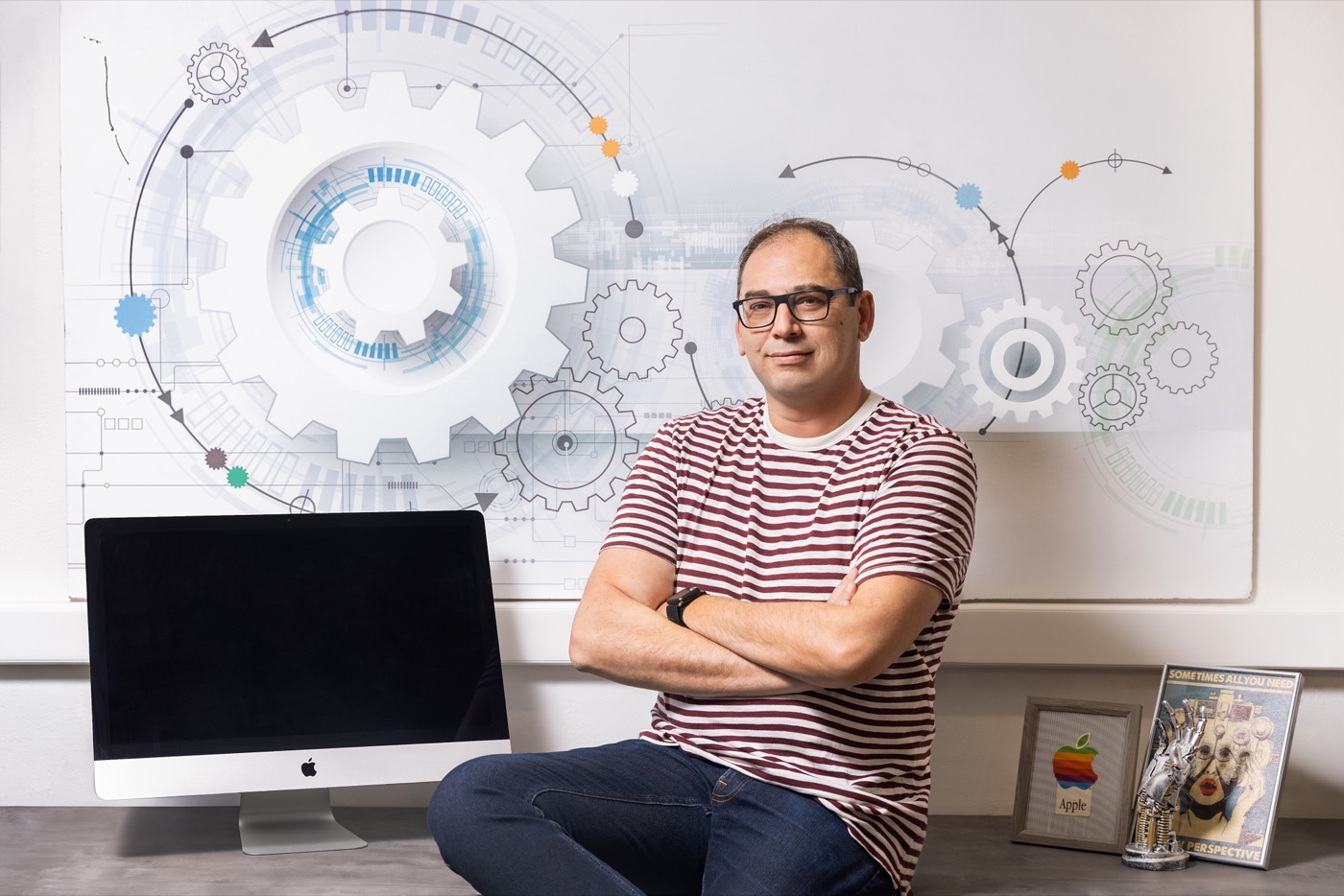Ο Θανάσης Κορδαλής στον χώρο εργασίας του με iMac – HappyMac.gr