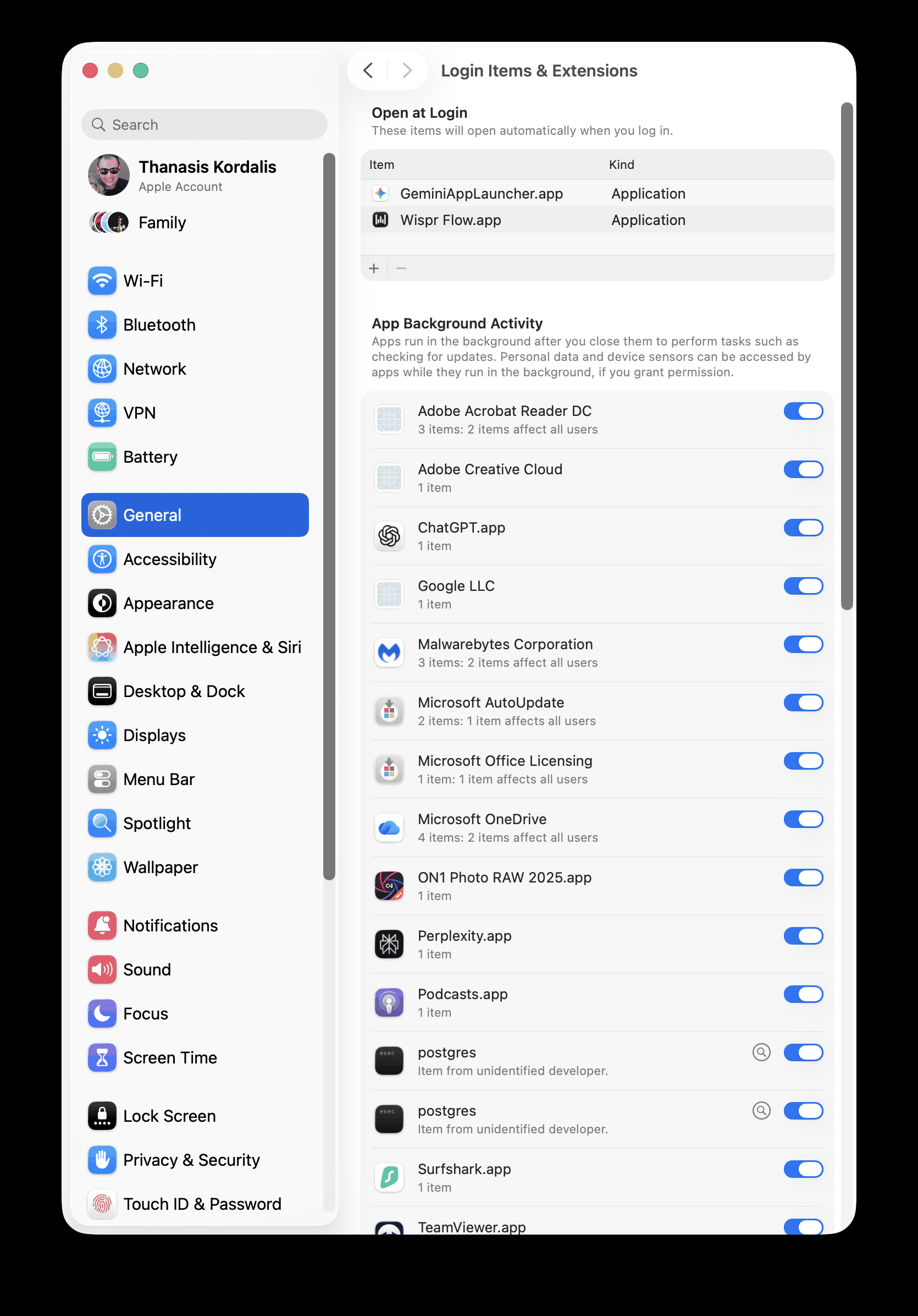 Το τμήμα Στοιχεία σύνδεσης και επεκτάσεις (Login Items & Extensions) στις Ρυθμίσεις συστήματος του macOS, με τη λίστα Open at Login και τη δραστηριότητα εφαρμογών στο παρασκήνιο (App Background Activity)