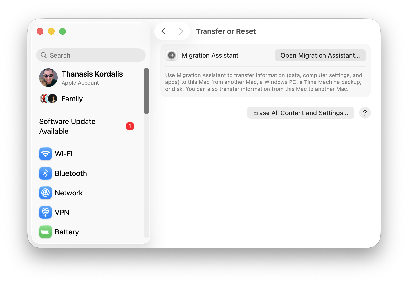 Το τμήμα Transfer or Reset (Μεταφορά ή επαναφορά) στις Ρυθμίσεις συστήματος του macOS, με τα κουμπιά Open Migration Assistant και Erase All Content and Settings