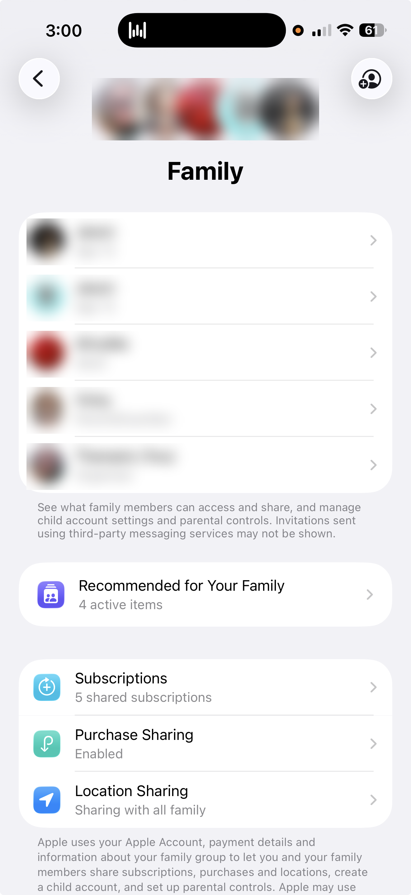 Οθόνη Οικογένεια σε iPhone με μέλη οικογένειας και ρόλους παιδιού, ενήλικα, γονέα/κηδεμόνα και οργανωτή, με Κοινή χρήση αγορών και Κοινοποίηση τοποθεσίας ενεργές – ονόματα και εικονίδια θολωμένα