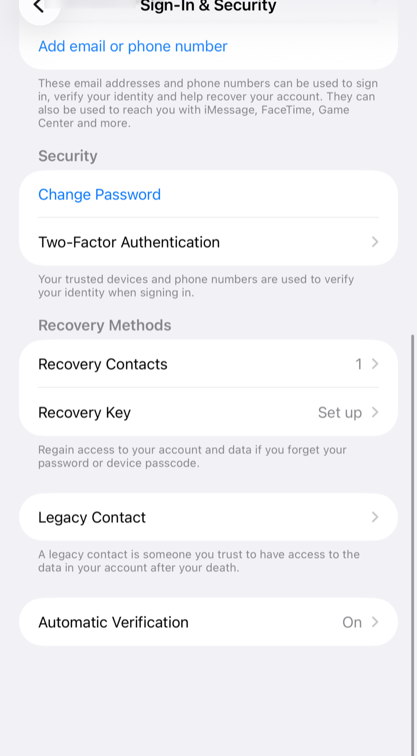 Η οθόνη Sign-In & Security (Είσοδος και ασφάλεια) σε iPhone, με ορατές τις επιλογές Change Password, Two-Factor Authentication, Recovery Contacts και Legacy Contact