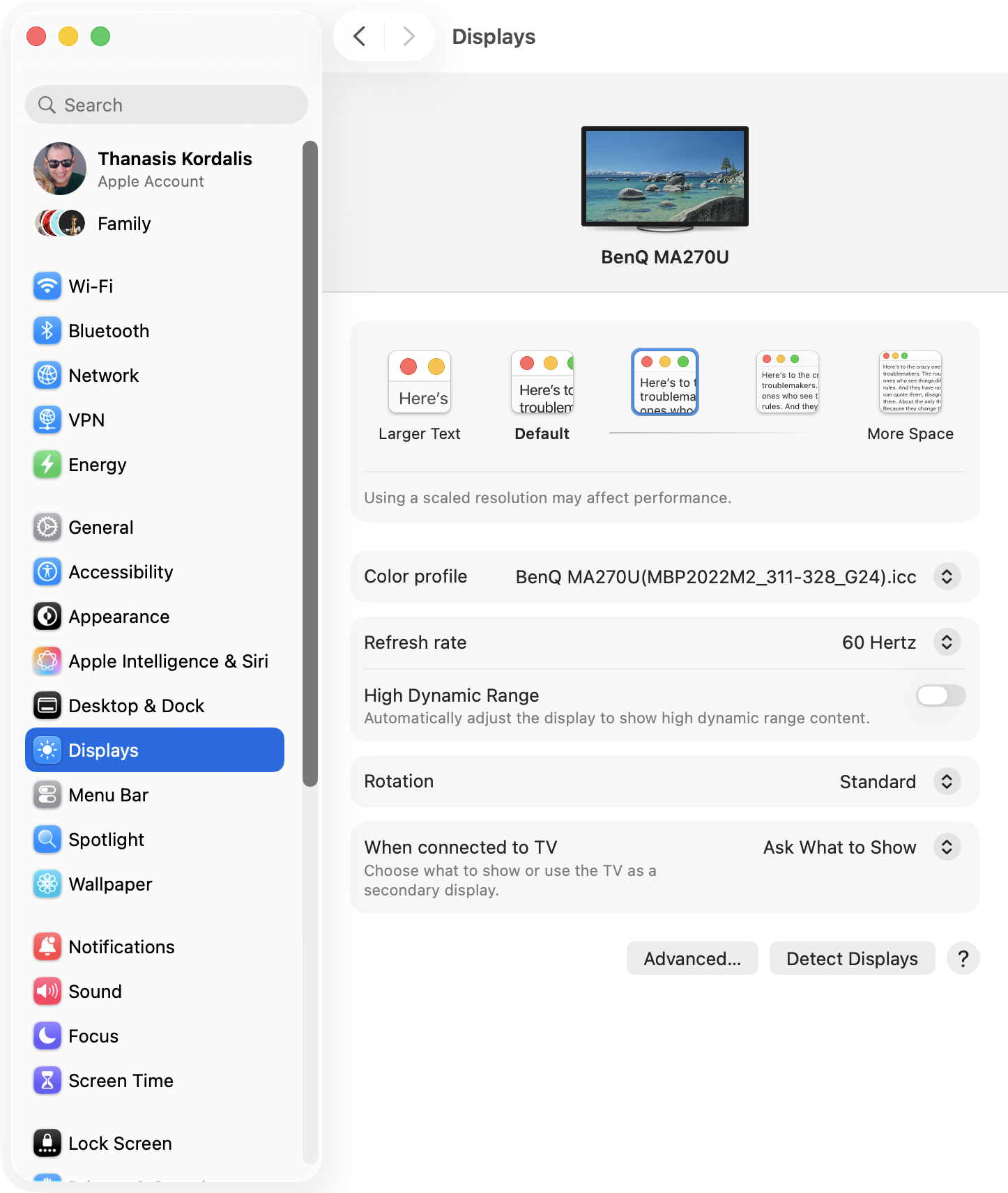 Ρυθμίσεις συστήματος → Οθόνες σε macOS με πατημένο Option: το κουμπί Detect Displays εμφανίζεται κάτω δεξιά, με συνδεδεμένη εξωτερική οθόνη BenQ