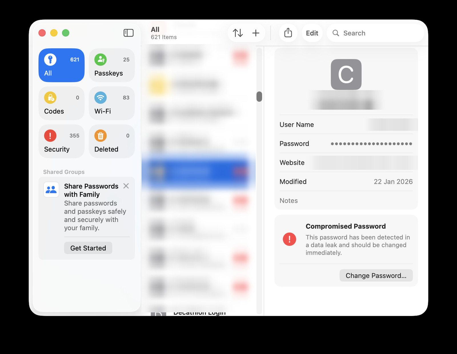 Η εφαρμογή Passwords (Συνθηματικά) σε macOS: πλαϊνή στήλη με κατηγορίες All, Passkeys, Codes, Wi-Fi και Security με 355 προειδοποιήσεις, και ειδοποίηση Compromised Password για λογαριασμό που βρέθηκε σε διαρροή